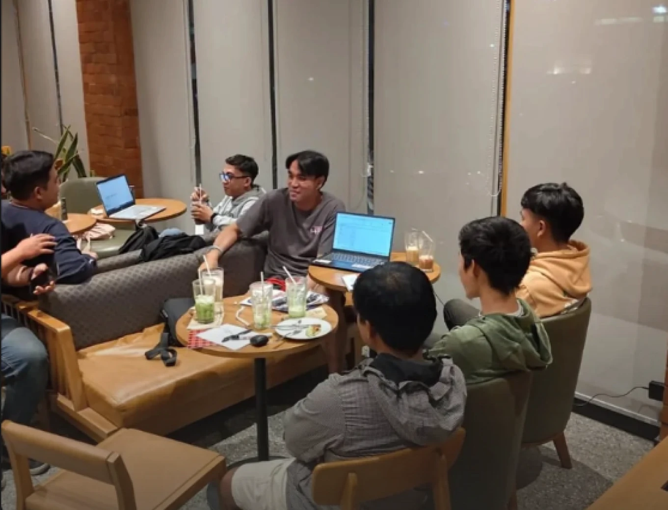 Foto momen: Meeting dengan Tim Startup E-Commerce